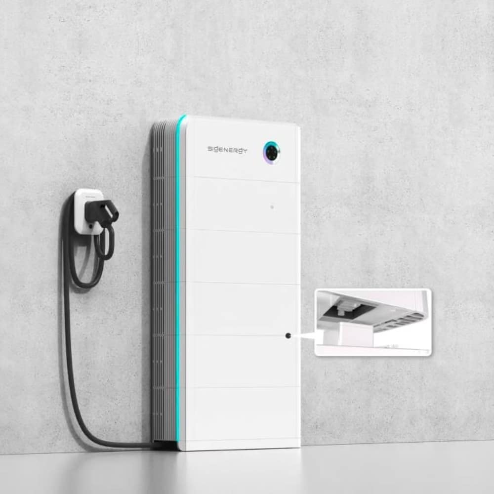 Sigenergy SigenStor EVDC lader gemonteerd aan muur voor het laden van elektrische auto's