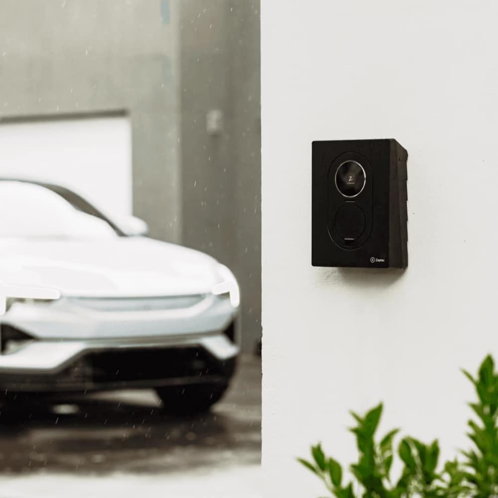 Zaptec Go laadpaal gemonteerd bij een moderne woning voor thuisladen van een elektrische auto