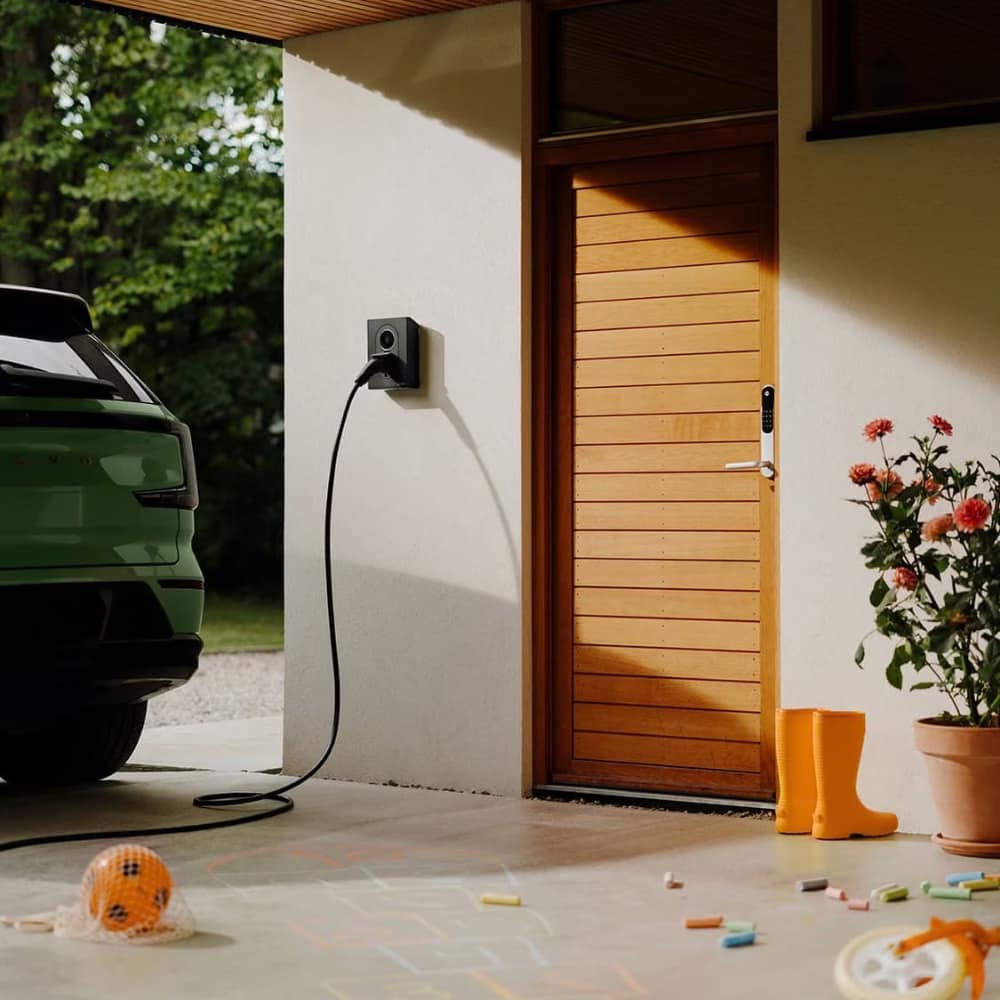 Zaptec Go laadpaal 22 kW terwijl een elektrische auto thuis wordt opgeladen