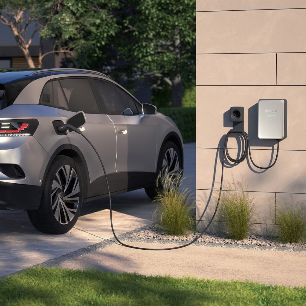 Enphase IQ EV Charger 2 laadpaal 22 kW terwijl een elektrische auto wordt opgeladen Laadpalen | Thuisbatterij Team